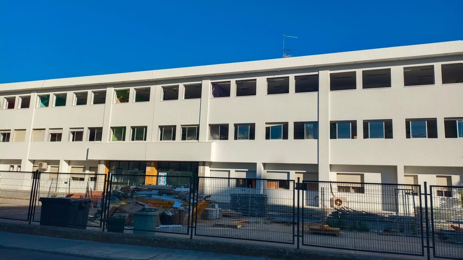 Aspecto exterior del CEIP Tartessos.