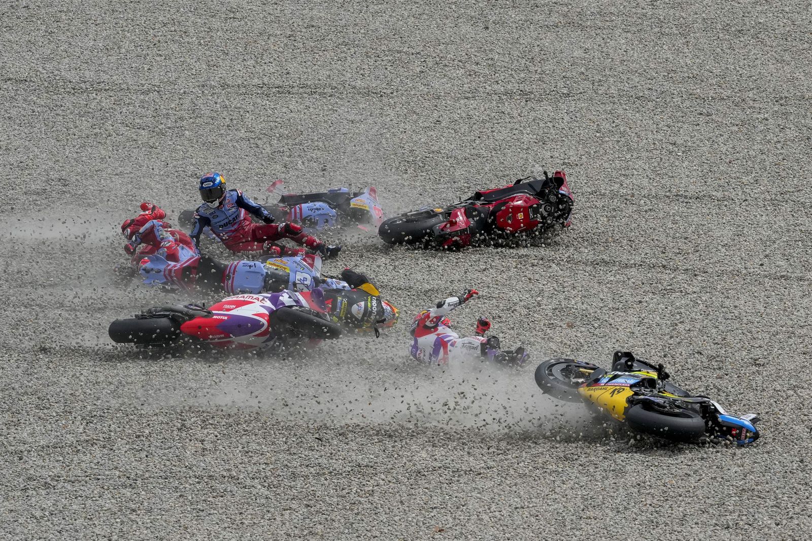 Las cariñosas fotos de Piqué, Clara Chía en el Mundial de Motos en Montmeló