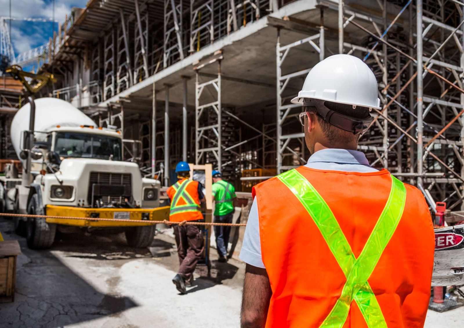 Trabajadores frente a una nueva construcción en ejecución.