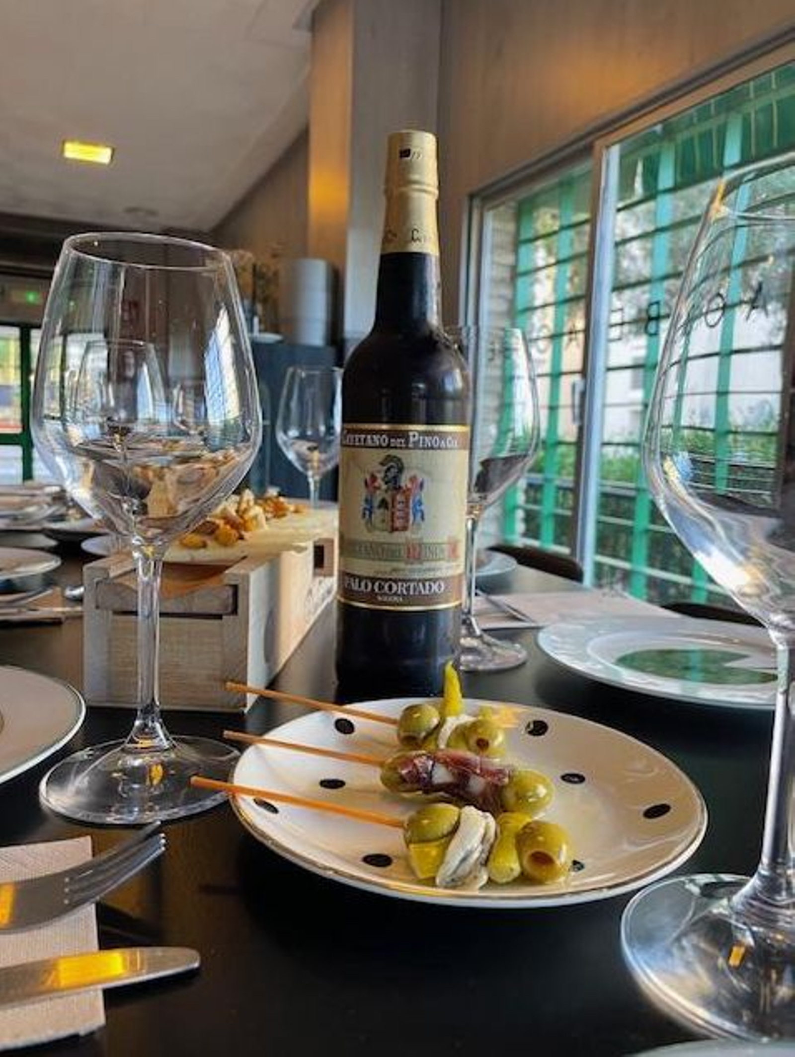 Interior de la taberna Aobe, en Jerez.