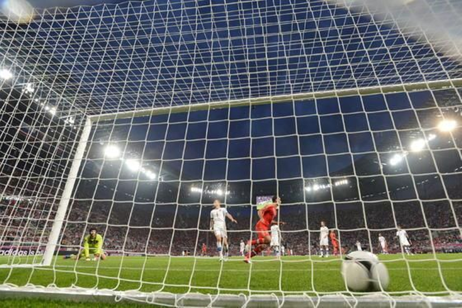 Rusia golea a la República Checa por 4-1 y se convierte en líder sólido del Grupo A.

Foto: EFE