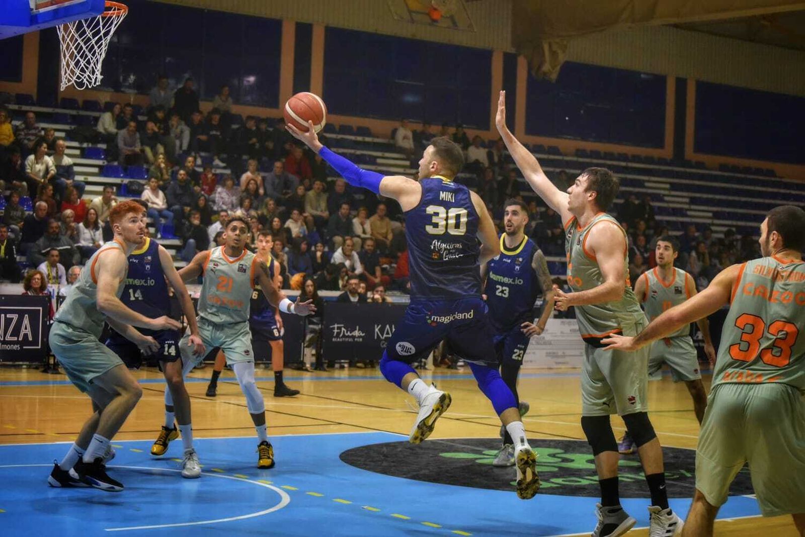 Miki Ortega hace una bandeja en el Udea-Baskonia B.