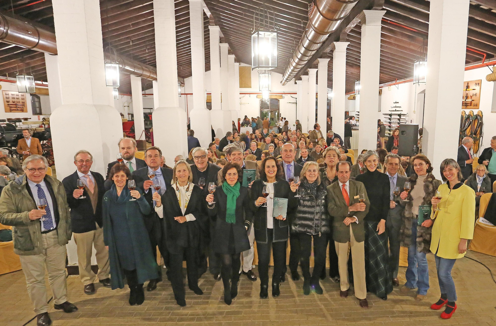 Patrocinadores, autores e instituciones posan ayer antes del inicio de la presentación.