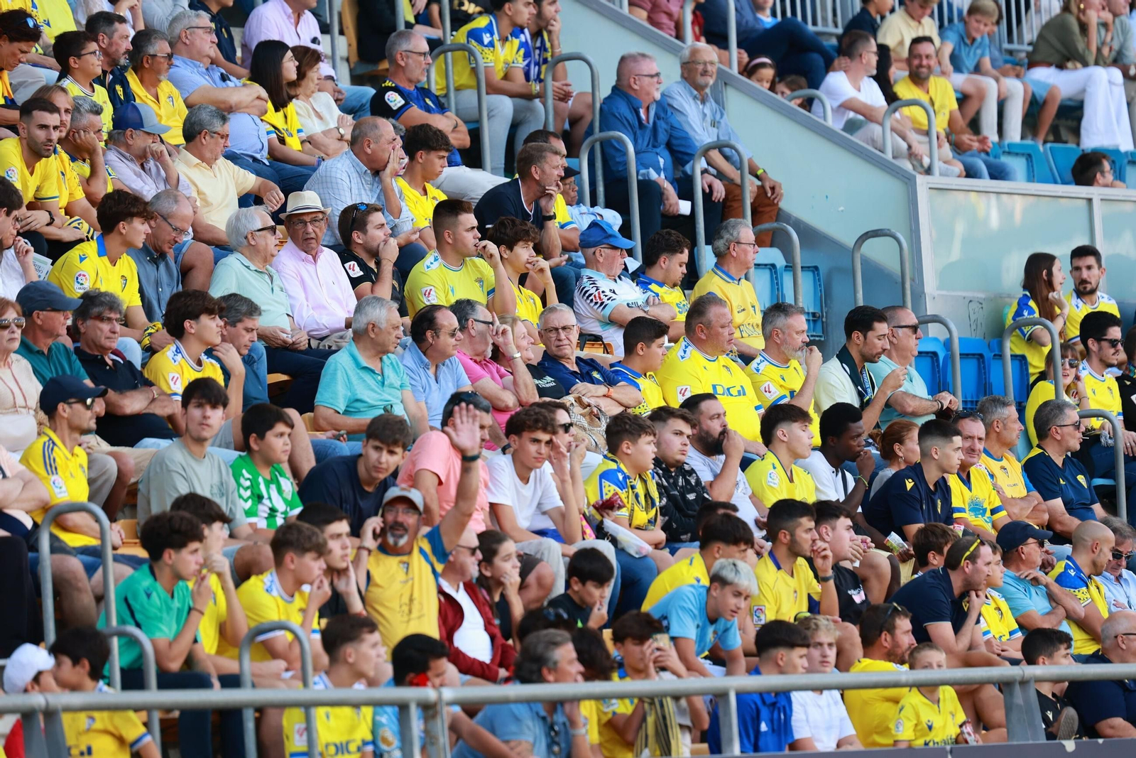 Búscate entre las fotos del partido de fútbol Cádiz CF - CD Eldense
