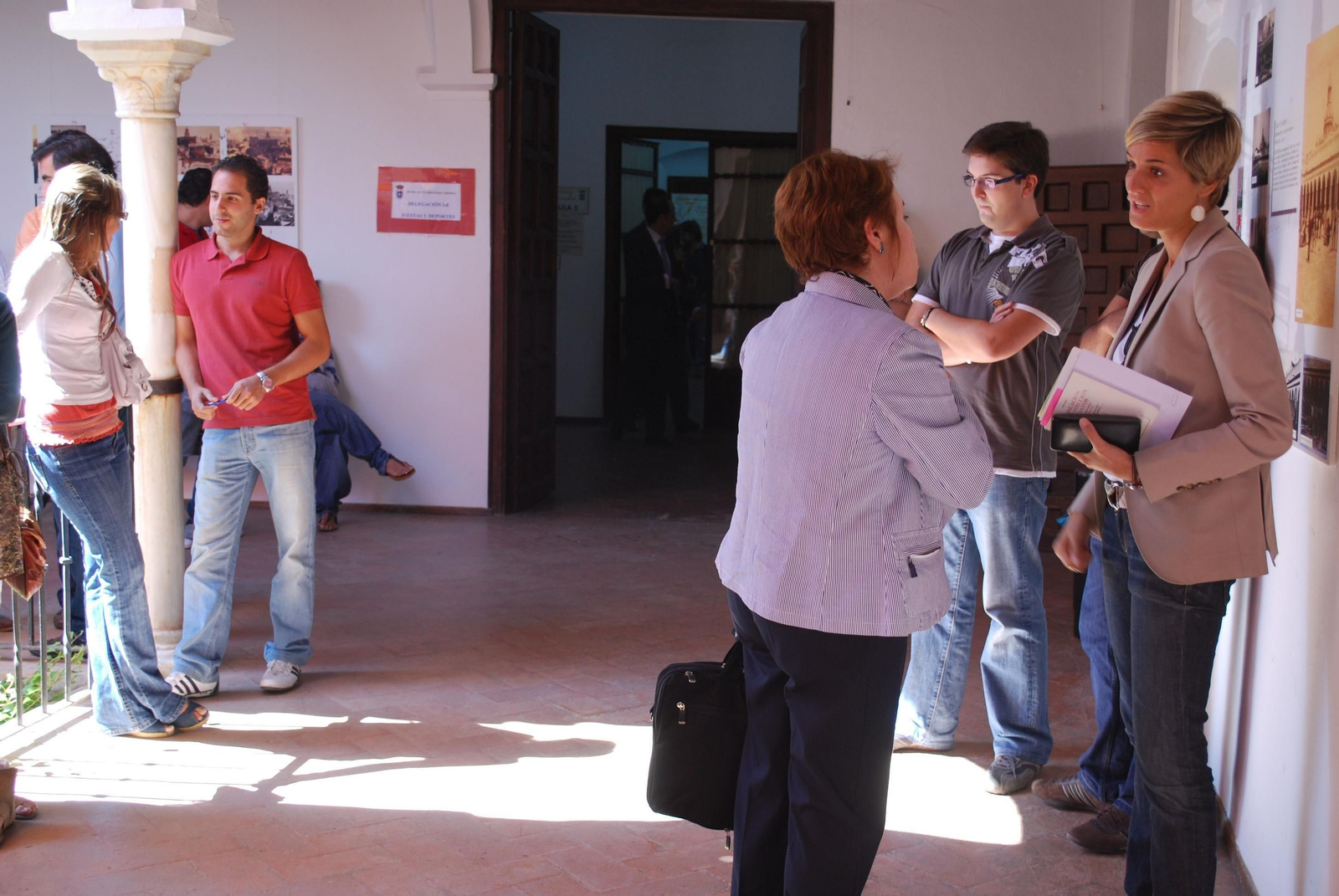 Alumnos en uno de los descansos de los Cursos de Verano de la UPO.