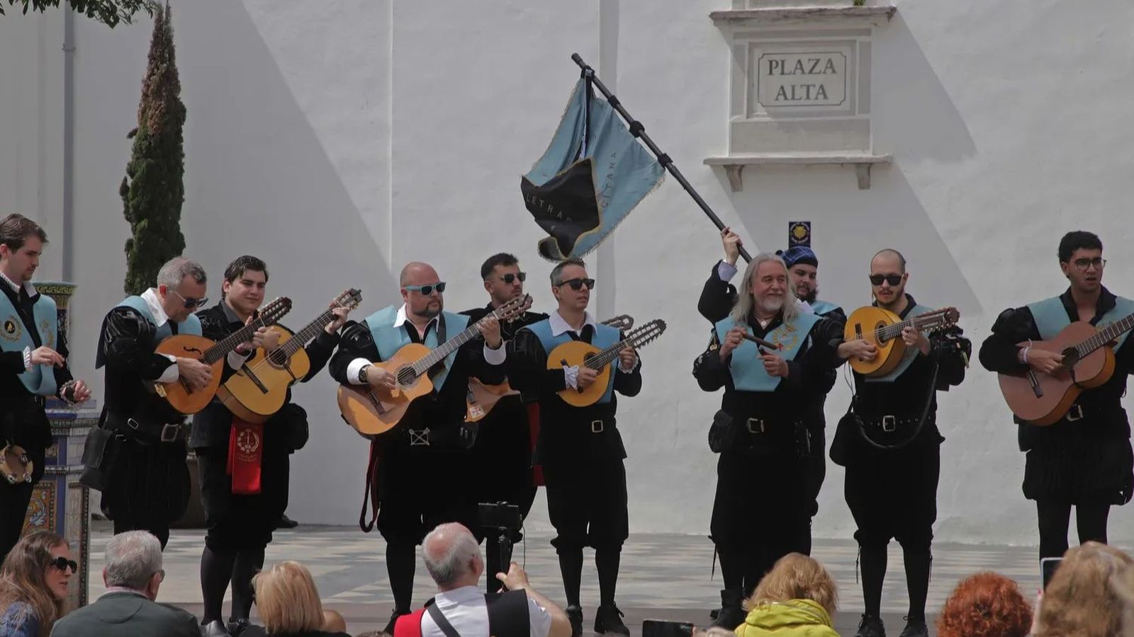 Paseo de las tunas por la Plaza Alta en el centro de Algeciras, en una reciente edición del certamen.