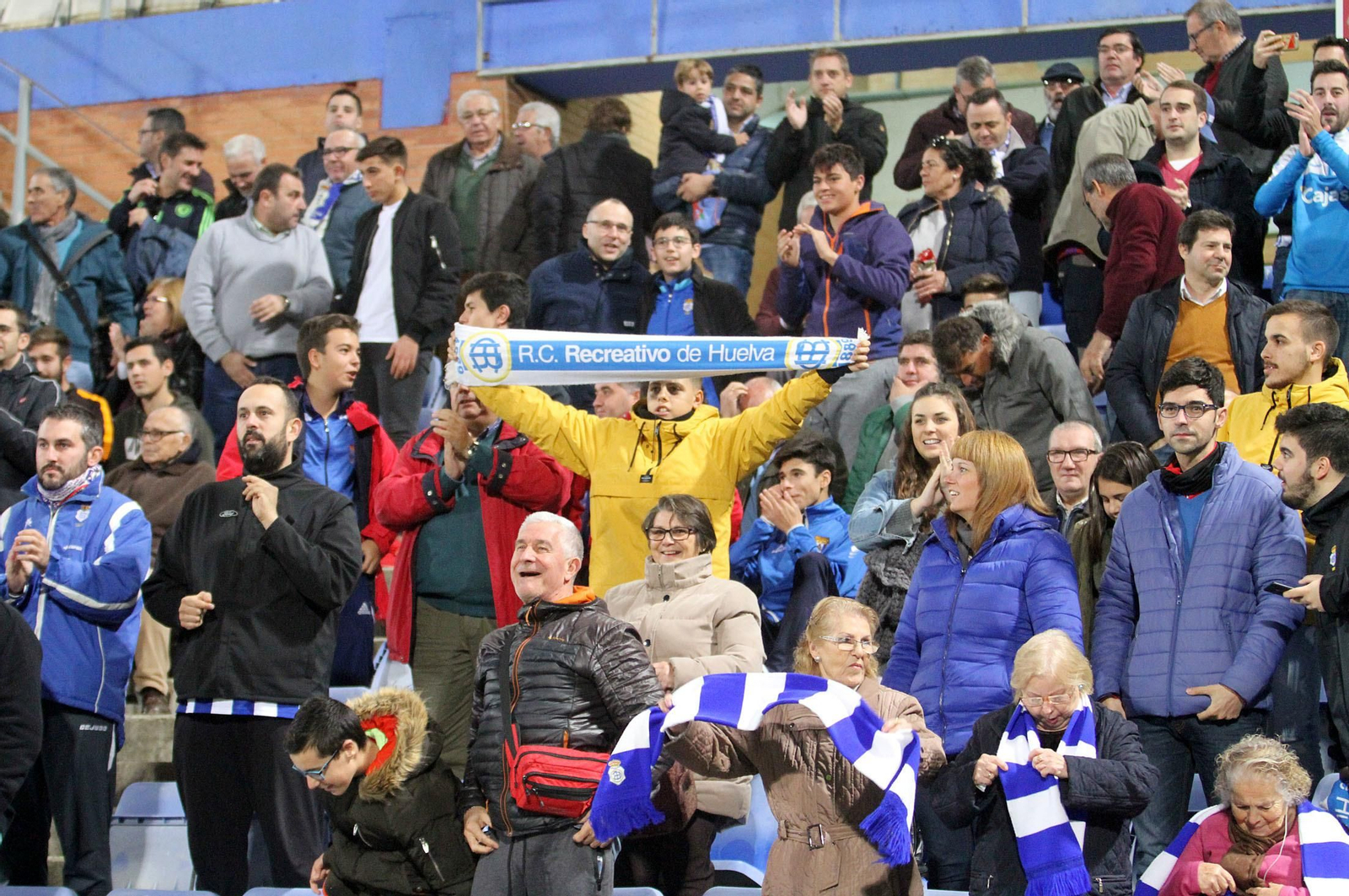 Aficionados del Recre durante un partido de esta temporada en el Nuevo Colombino.
