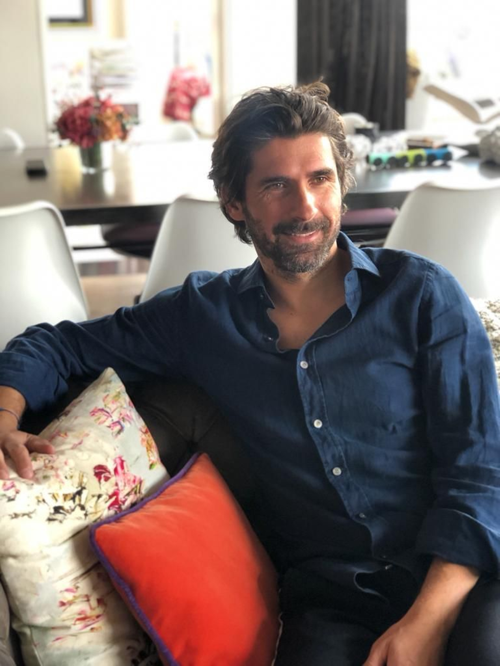 Julien posa en su domicilio en un pequeño pueblo francés junto a Pau.