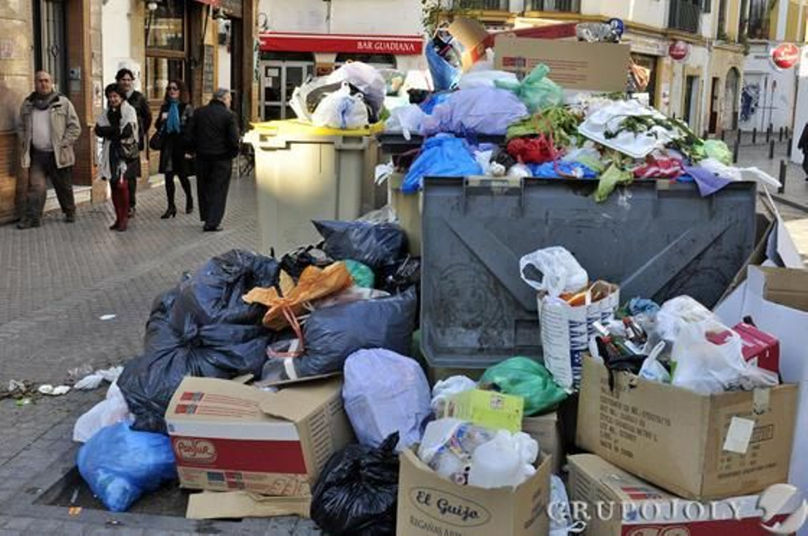Basura acumulada en las calles en el quinto día de huelga de Lipasam.  Foto: Manuel Gomez