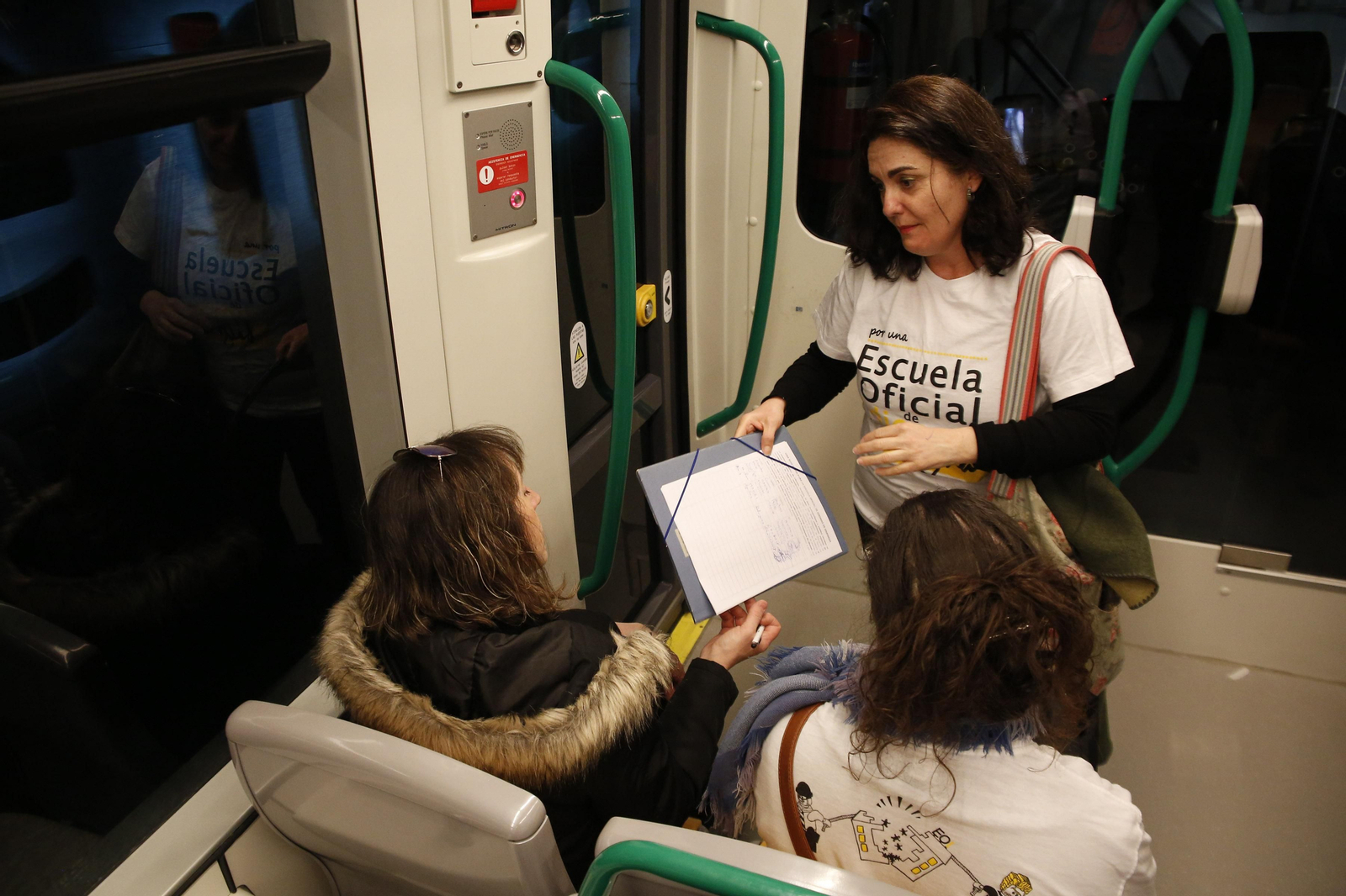 Los alumnos, dentro de los vagones del Metro.