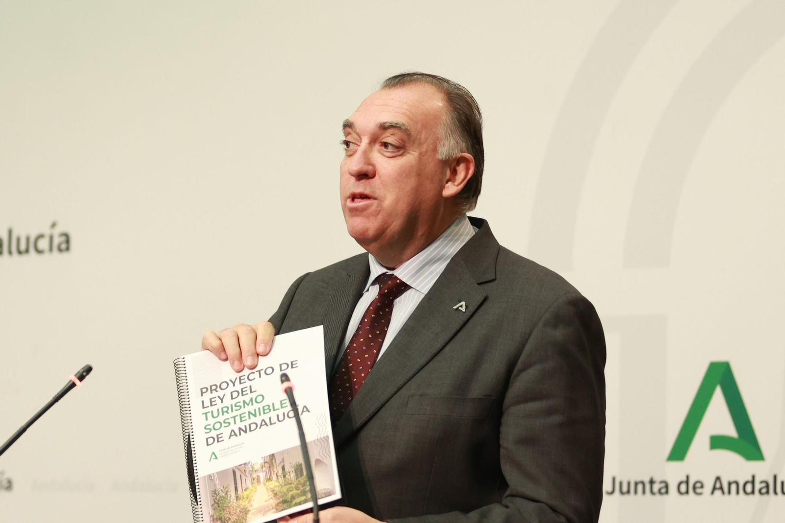 Arturo Bernal presenta la Ley de Turismo Sostenible de Andalucía.