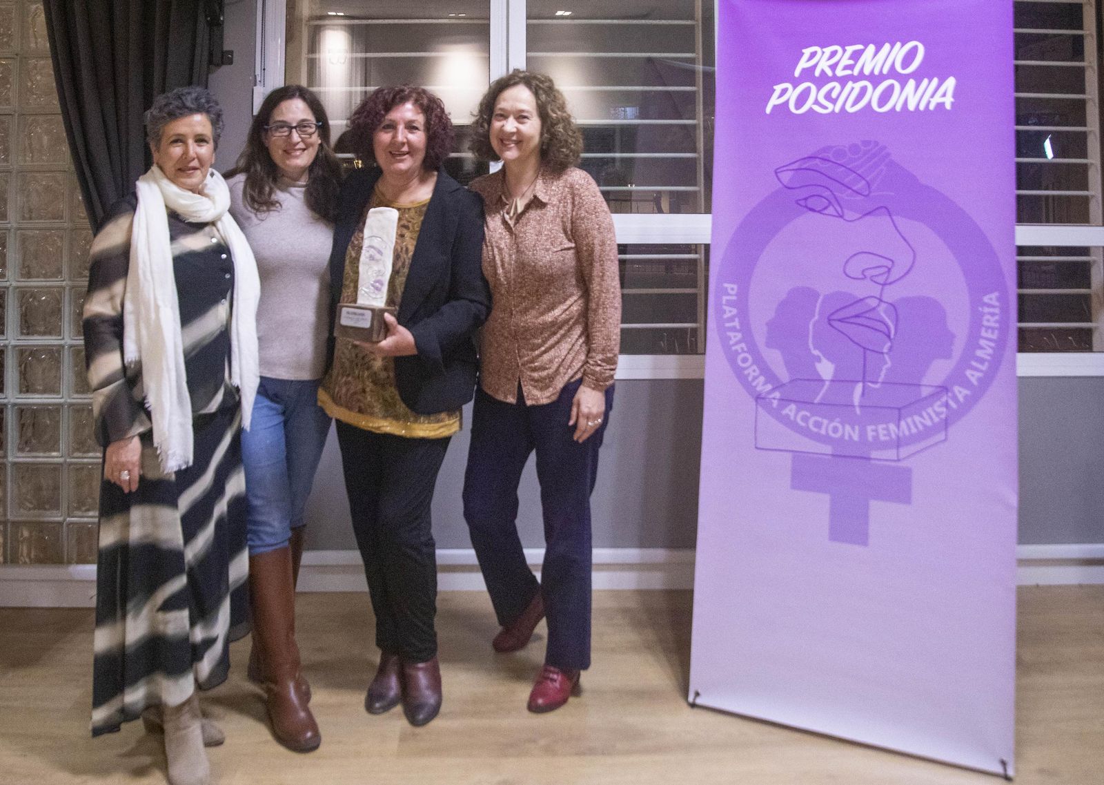 La Plataforma de Acción Feminista en Almería rinde homenaje a las mujeres de la Desbandá con su II Premio ‘Posidonia’ a Loli Sierra, vicepresidenta de la Asociación Memorialista de la Desbandá, en imágenes