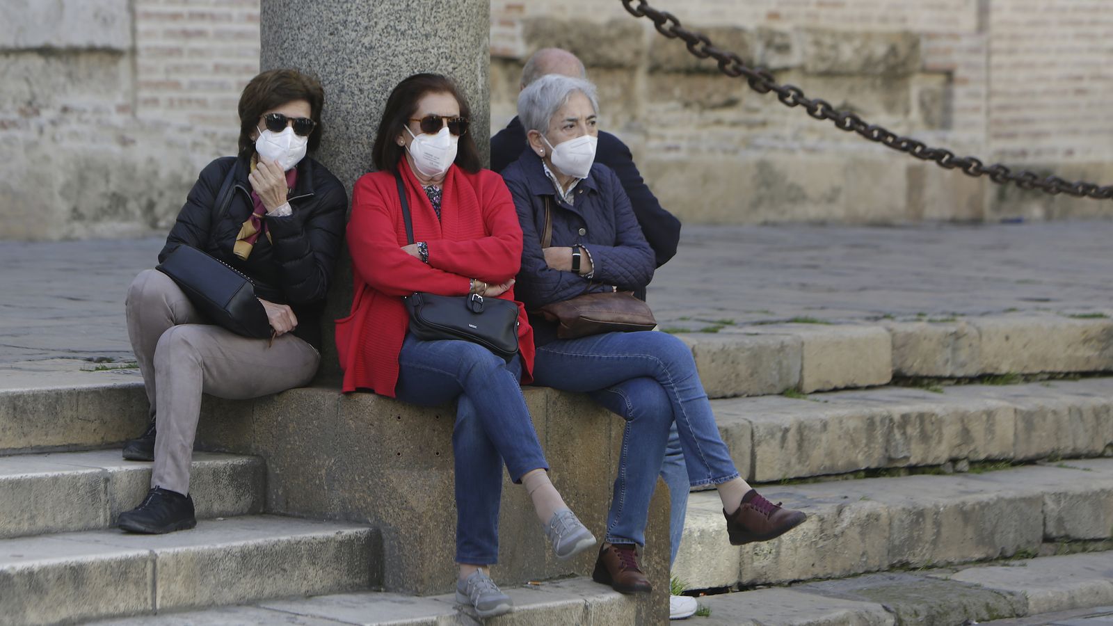 Un grupo de turistas, junto a la Catedral, mantienen el uso de las mascarillas.