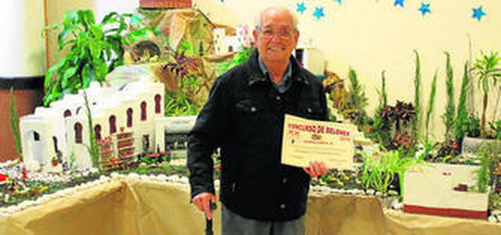 Alfonso González, ayer, con el primer premio del concurso.