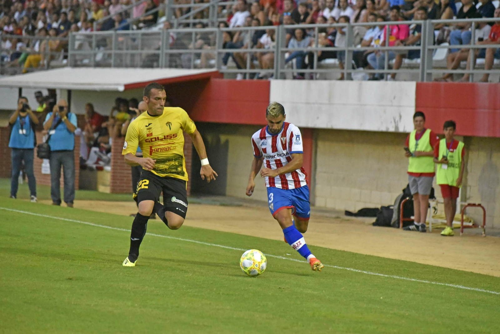 El jugador del Villarrubia Carlos García trata de cerrar el paso al algecirista Dani Gallardo.