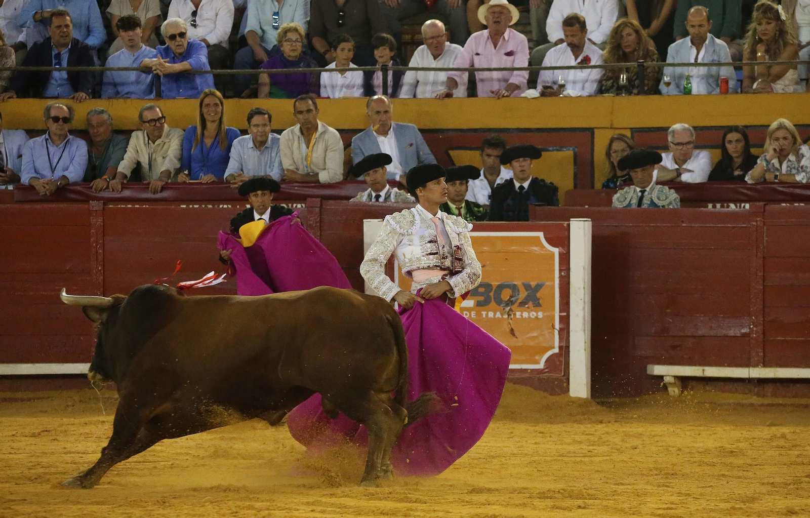 Fotos de la corrida del viernes de la Feria Taurina de Algeciras 2023: Morante de la Puebla, Emilio de Justo y David Galván