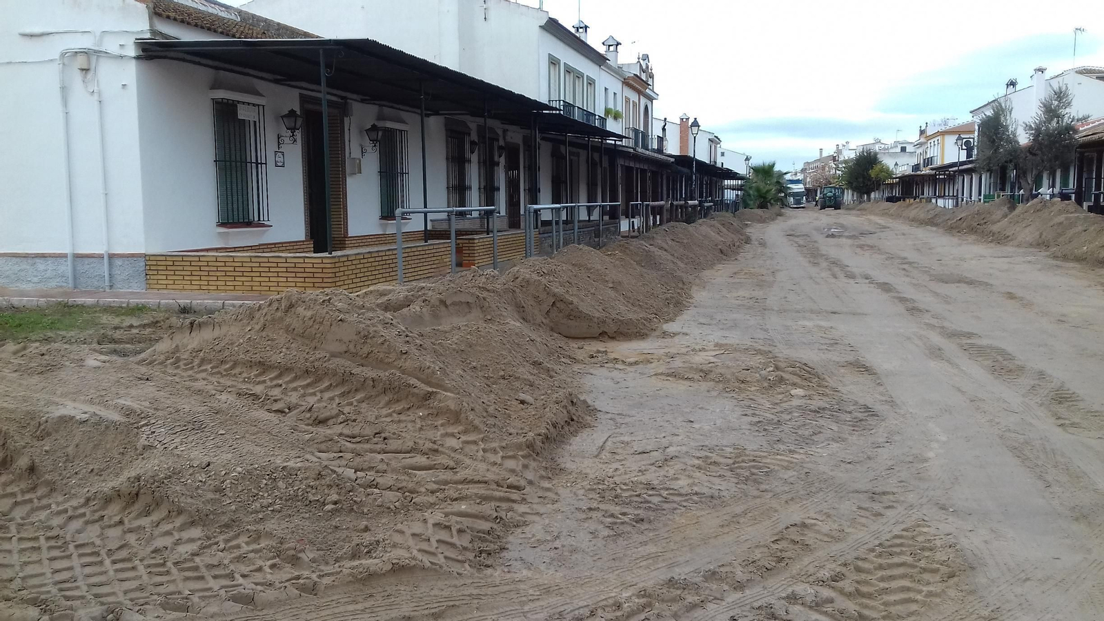 Calle Sanlúcar de El Rocío en la que se efectúan las obras de mejora.