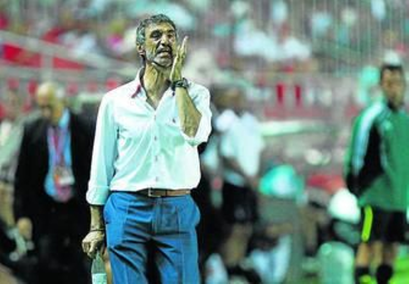 Antonio Álvarez grita desde el banquillo del Sevilla.