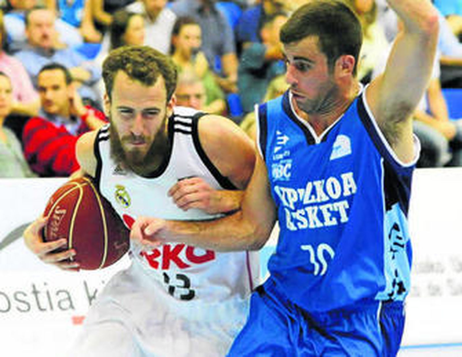 Sergio Rodríguez es atosigado por el base local Jared Jordan.