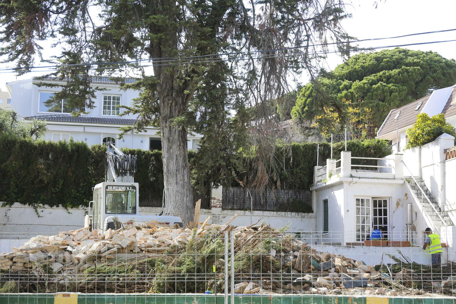 Una excavadora derriba la vivienda