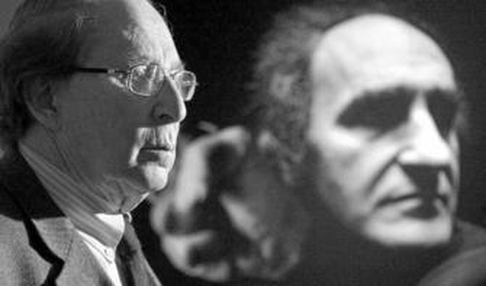 Alberto Schommer ante su retrato del escultor Eduardo Chillida en la retrospectiva que en 2010 le dedicó el Bellas Artes de Bilbao.