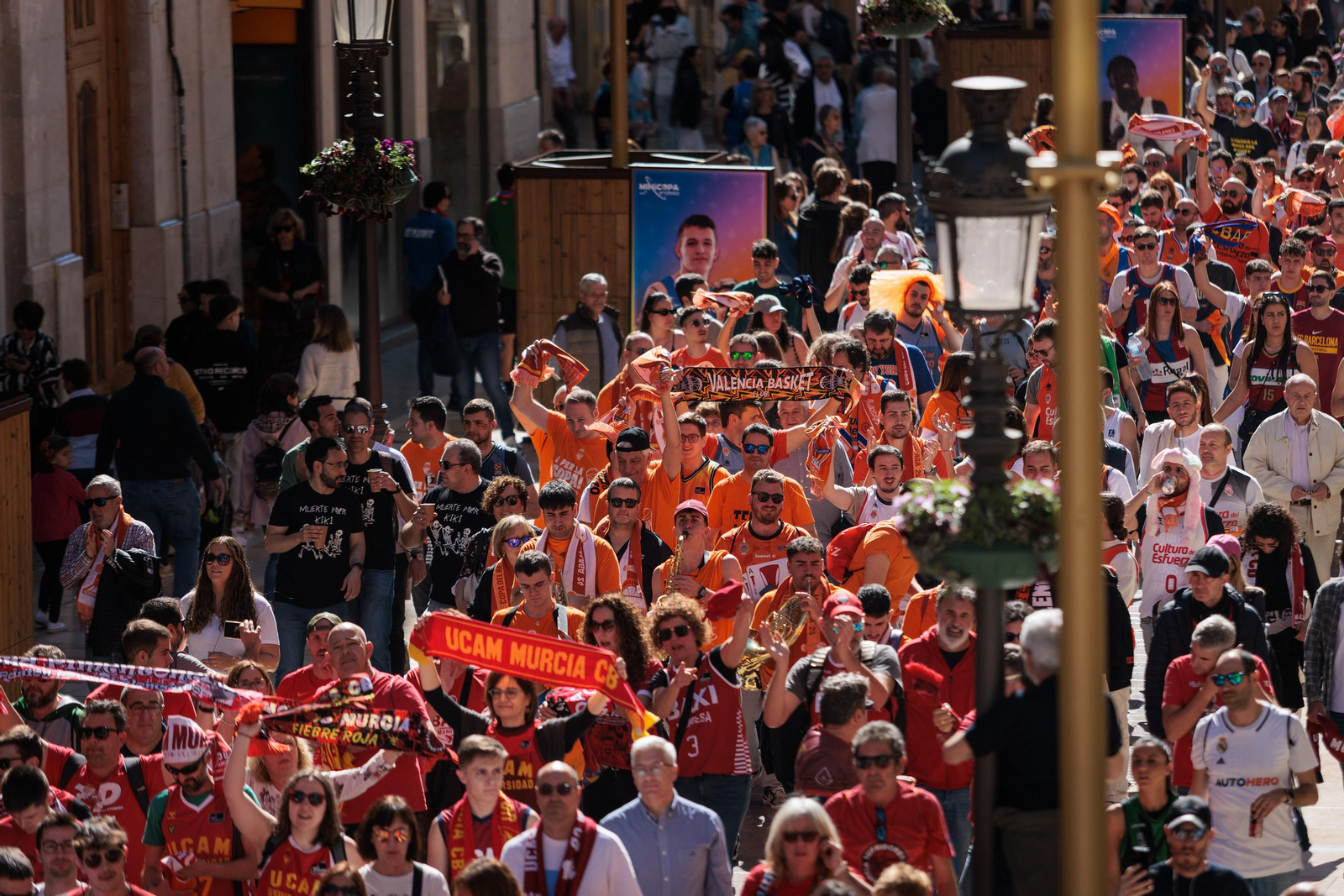 La invasión de las aficiones  de la Copa del centro de Málaga