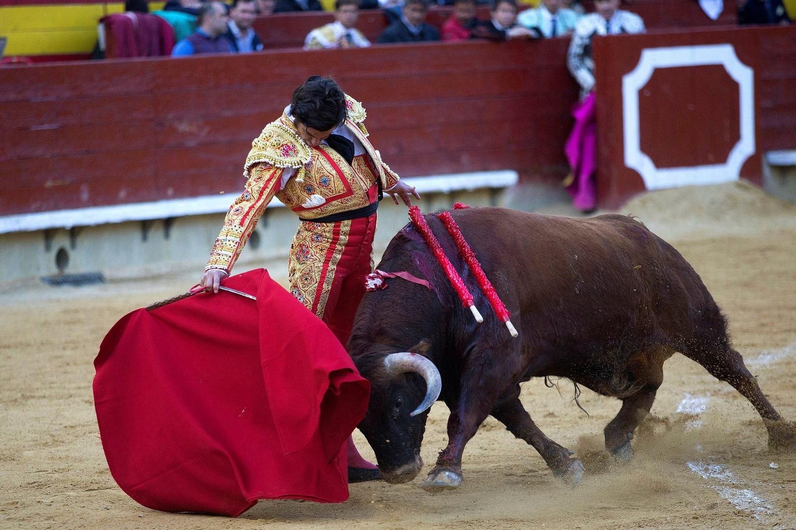 Morante de la Puebla, en un muletazo a uno de sus oponentes en la Feria de Castellón.