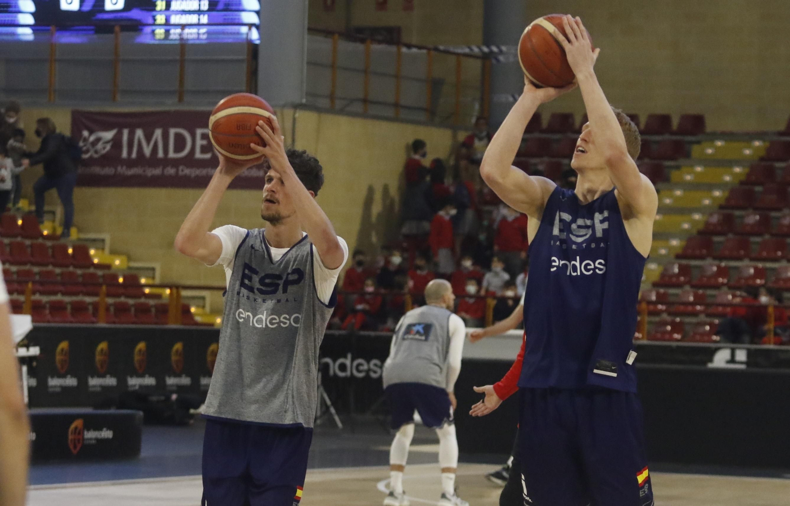 La selección española de baloncesto abre el entrenamiento en Córdoba a los más jóvenes, en imágenes