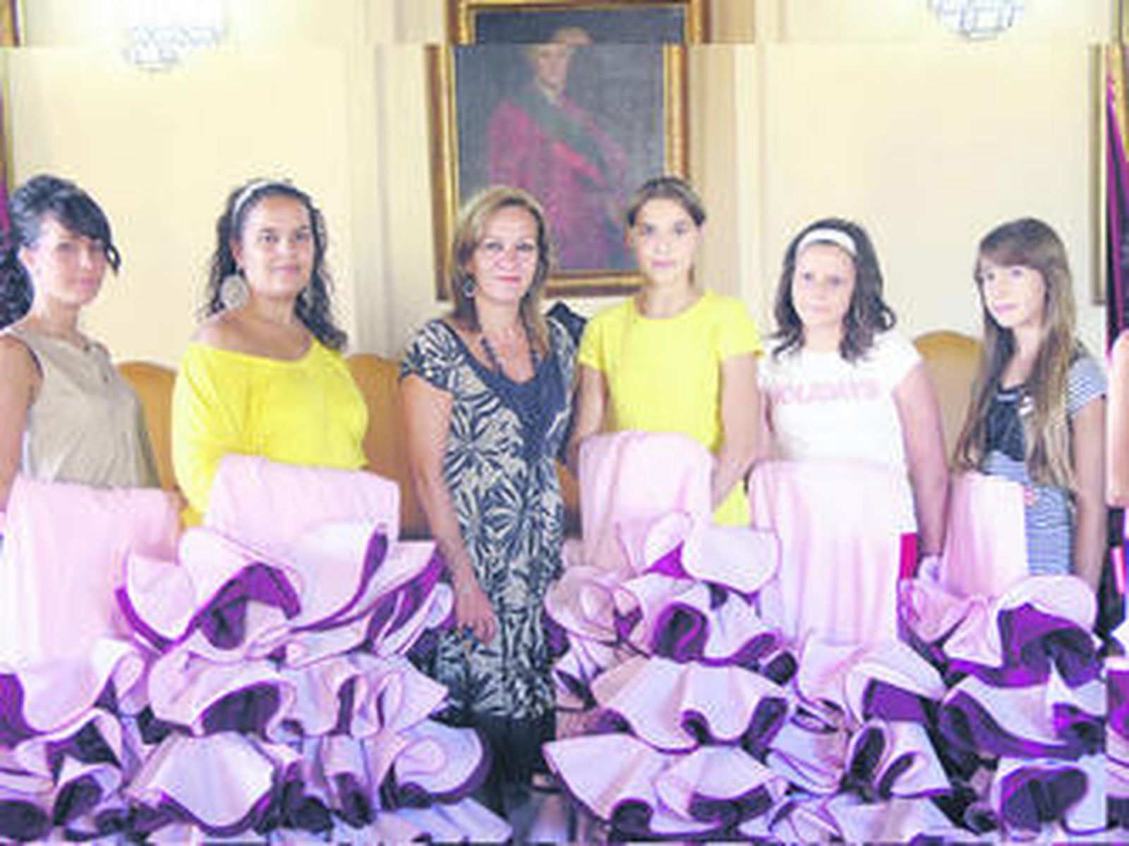 Las molineras y damas recogiendo sus trajes en el Ayuntamiento.