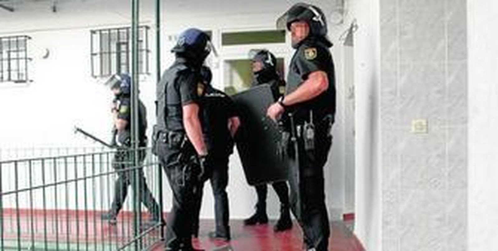 Los agentes de la Policía Nacional preparándose para el asalto a la vivienda de los detenidos en la calle Trafalgar.
