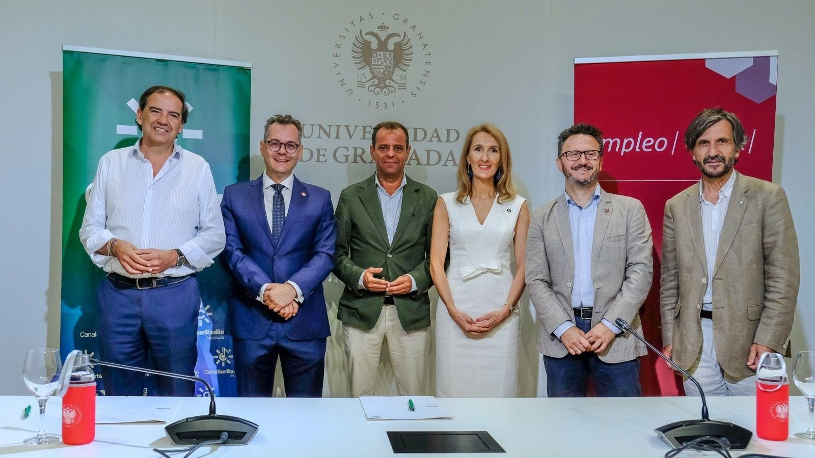 Firma del acuerdo entre la RTVA  y UGR