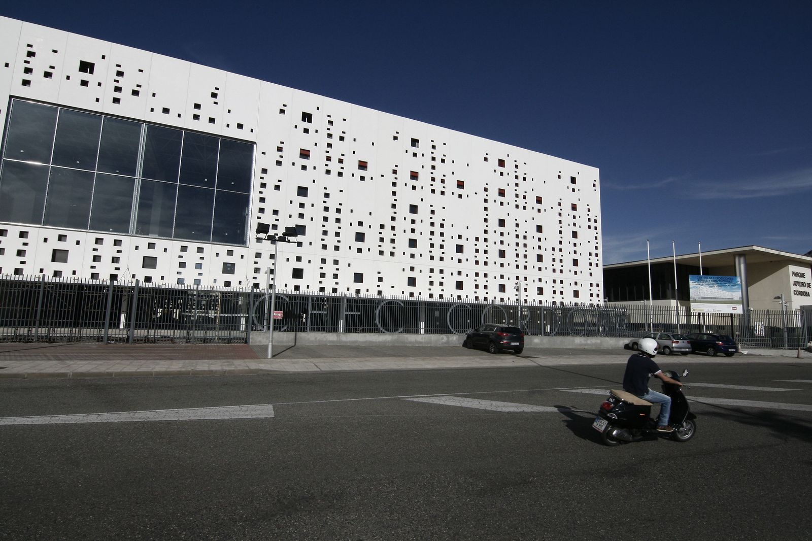 Fachada del Centro de Exposiciones, Ferias y Convenciones.