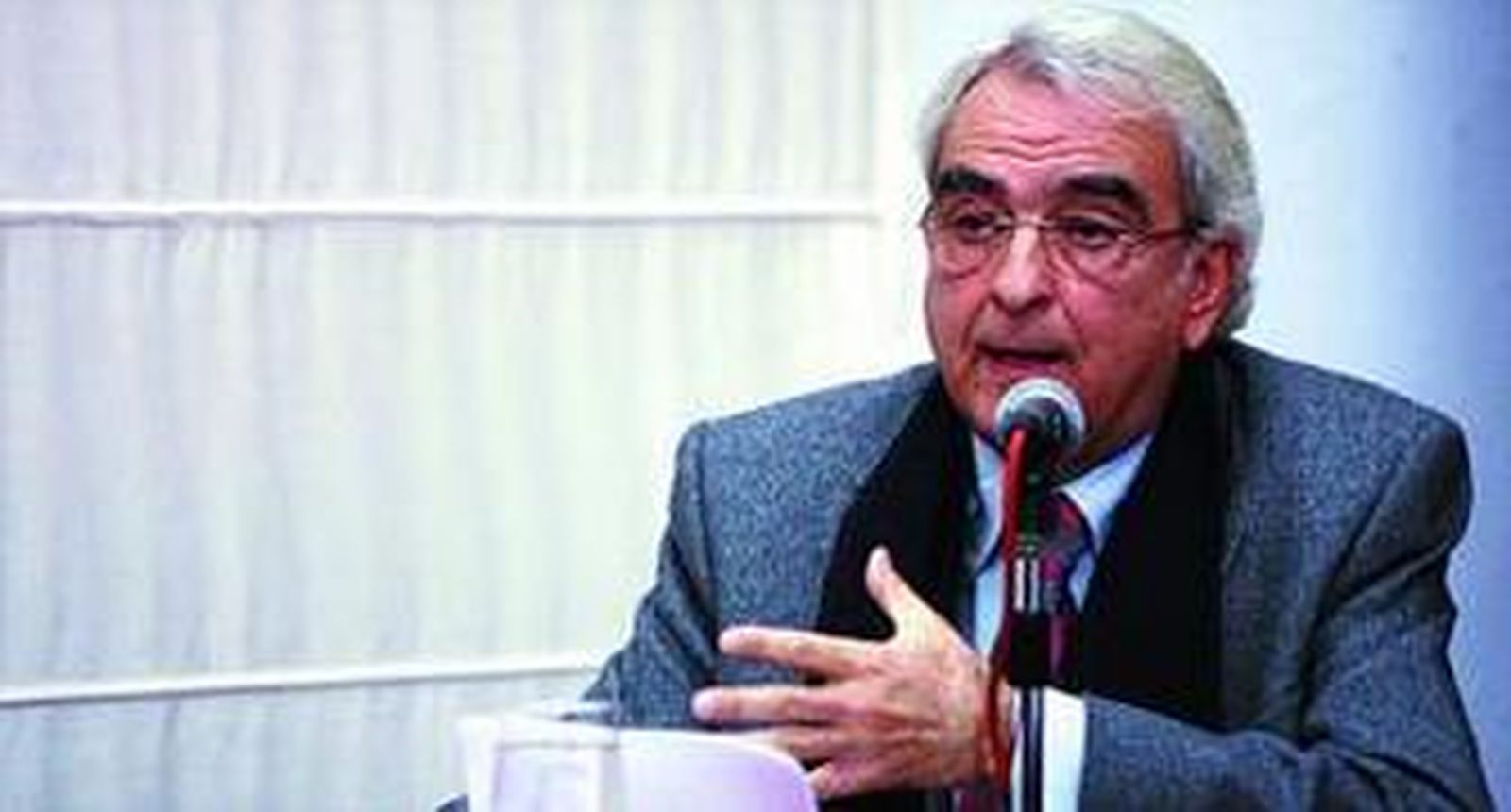 José María Velázquez Gaztelu, durante la conferencia de anoche.