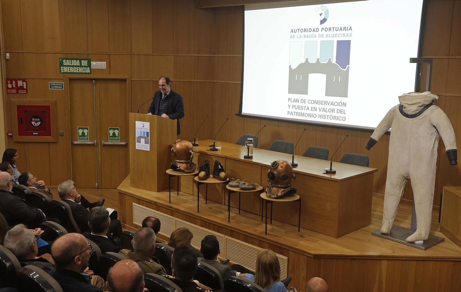 Fotos de la restauración de un traje clásico de buzo de la primera mitad del siglo XX en Algeciras