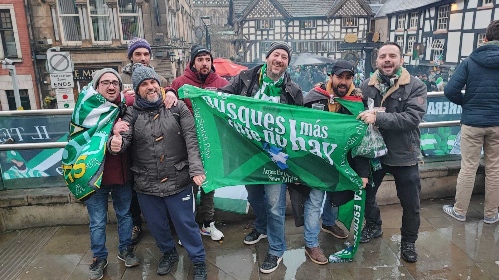 Siete béticos miembros de la peña, en el desplazamiento a Manchester de la temporada pasada.