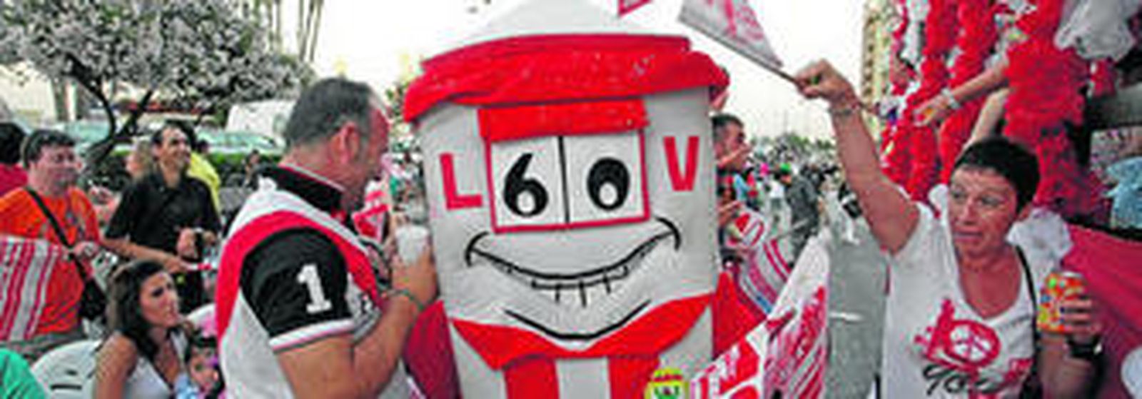 Miradín, la mascota albirroja, desfila en la cabalgata de 2012.