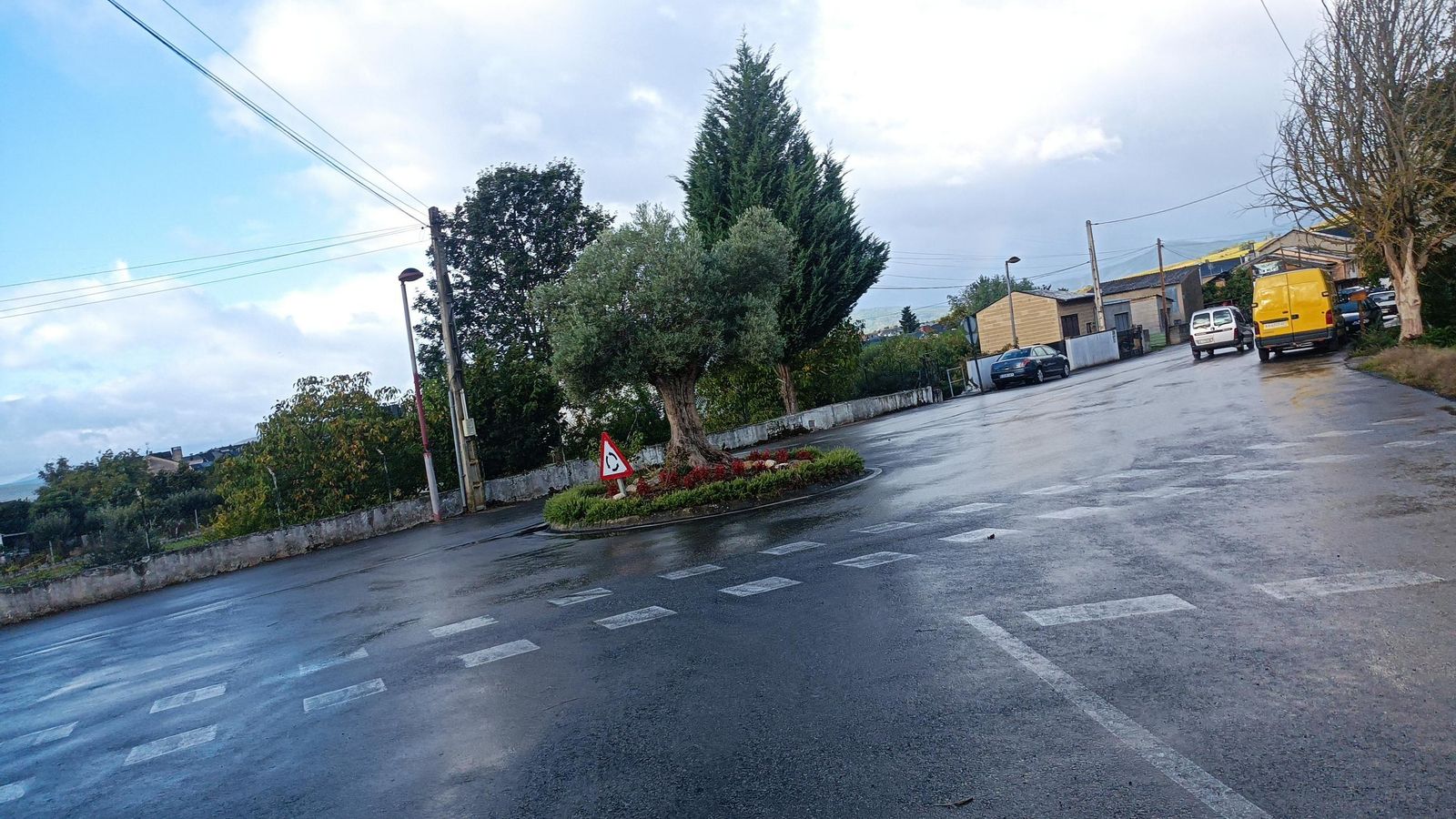 Justo en esta rotonda, a la entrada de Cacabelos, conectamos con el Camino Francés.