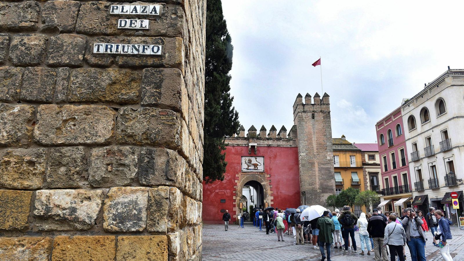 La cola para entrar en el Alcázar junto a la muralla.