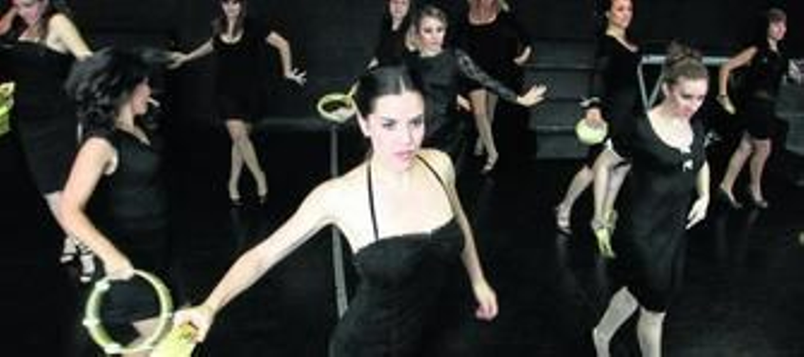 Las alumnas de la ESAD que participan en el musical, en un momento del ensayo en aula el pasado viernes.