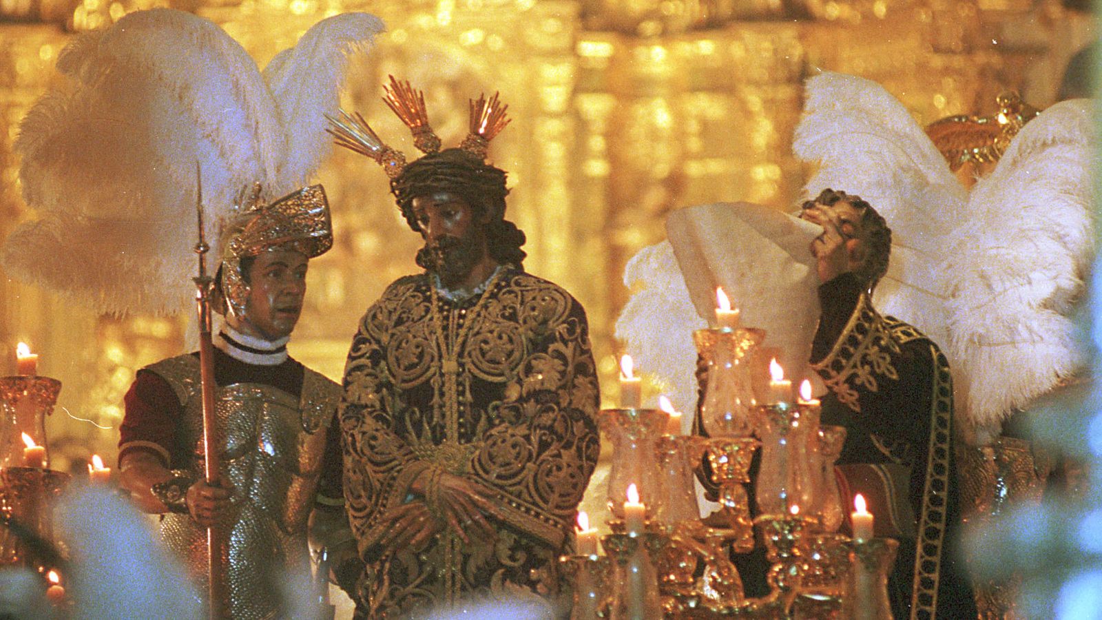 El Señor de la Sentencia, antes de abandonar la basílica, entre plumas de armaos.