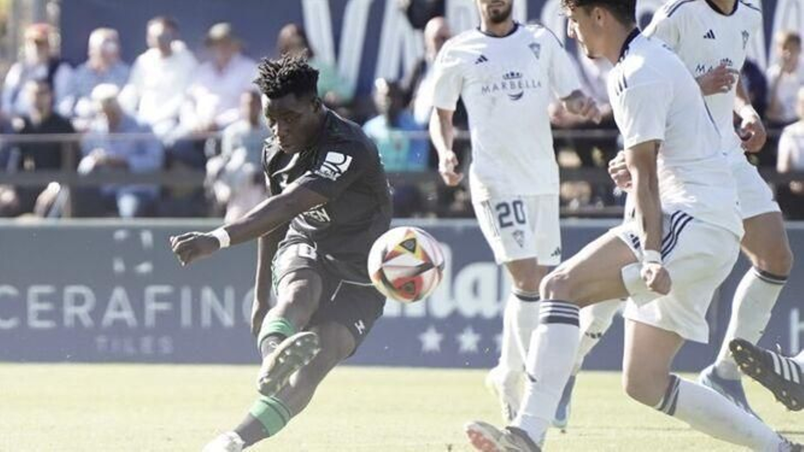Mawuli, autor de un golazo, dispara a la portería del Marbella.
