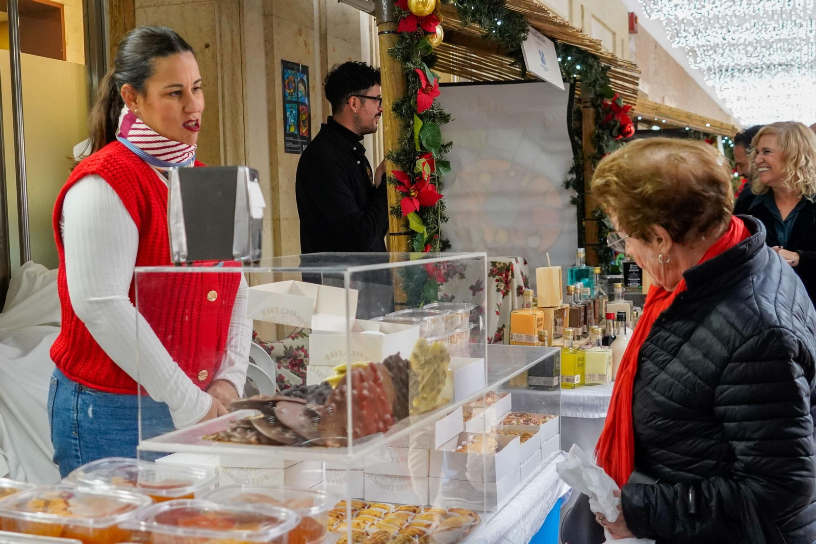 Imágenes de la inauguración del Belén y la XV&nbsp;Muestra de Dulces y Vinos Navideños de la provincia de Huelva en&nbsp;la&nbsp;Diputación
