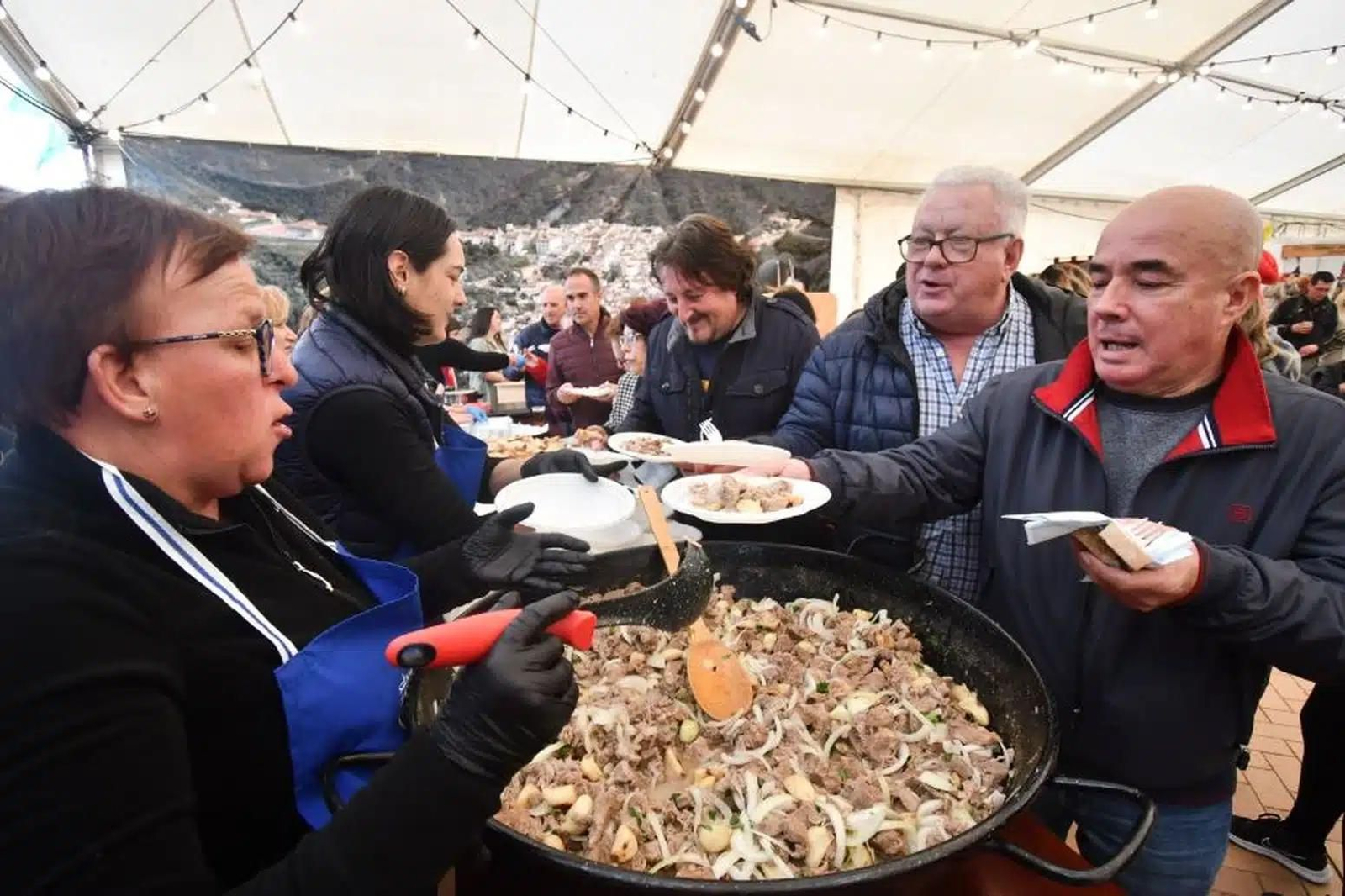 Reparto de salmorejo de carne, en ediciones anteriores.