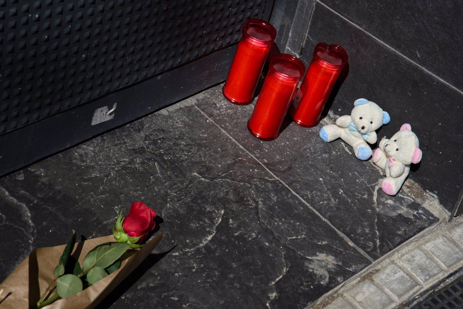 Una rosa, tres velas y dos osos de peluche tras un caso de violencia vicaria. Una rosa, tres velas y dos osos de peluche tras un caso de violencia vicaria.