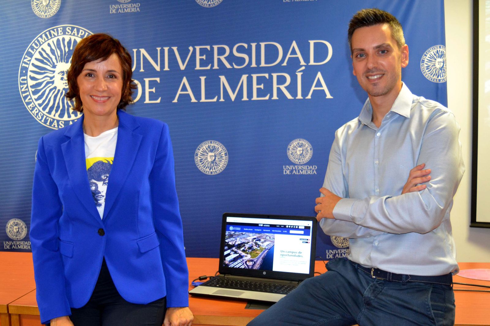 Pilar Jerez, directora de comunicación de la UAL, y David Jiménez, director de Estrategia de Comunicación.