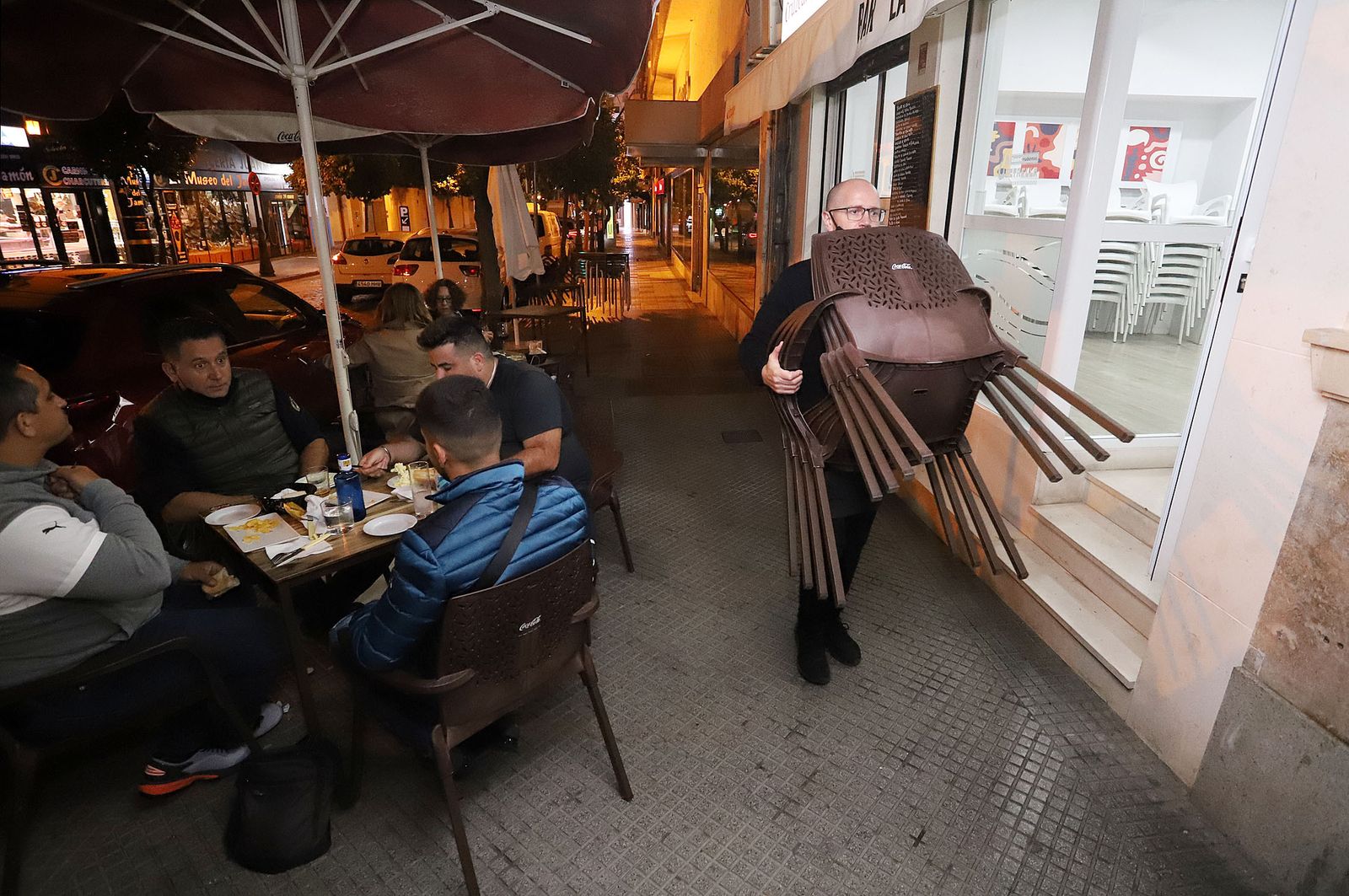 El ex director de sistemas de salud arremete contra la decisión judicial de abrir los bares en el País Vasco