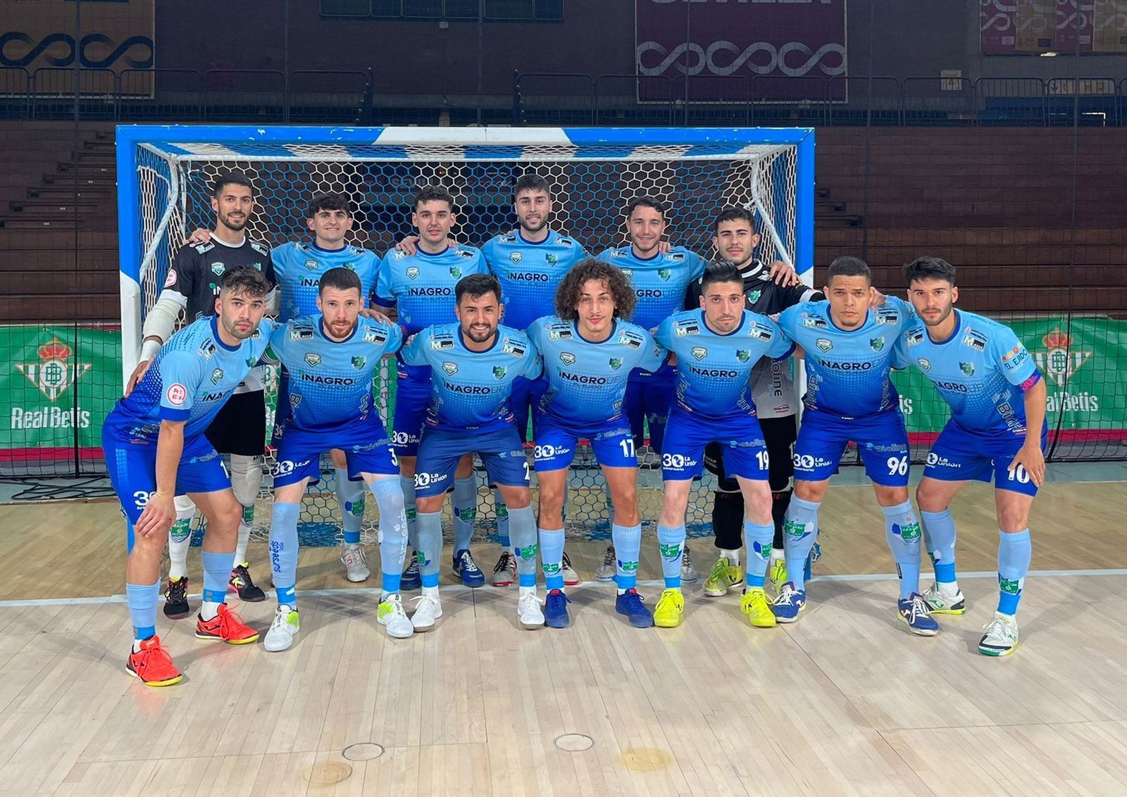 Los celestes posan en grupo antes del comienzo de su partido frente al Betis B.