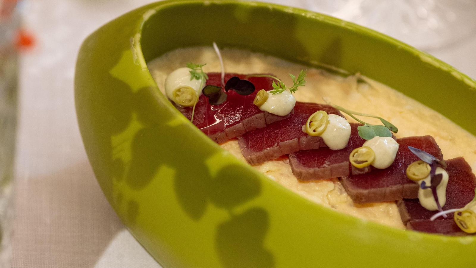 Ensaladilla rusa tradicional con atún marinado en vino Manzanilla y mahonesa de encurtidos