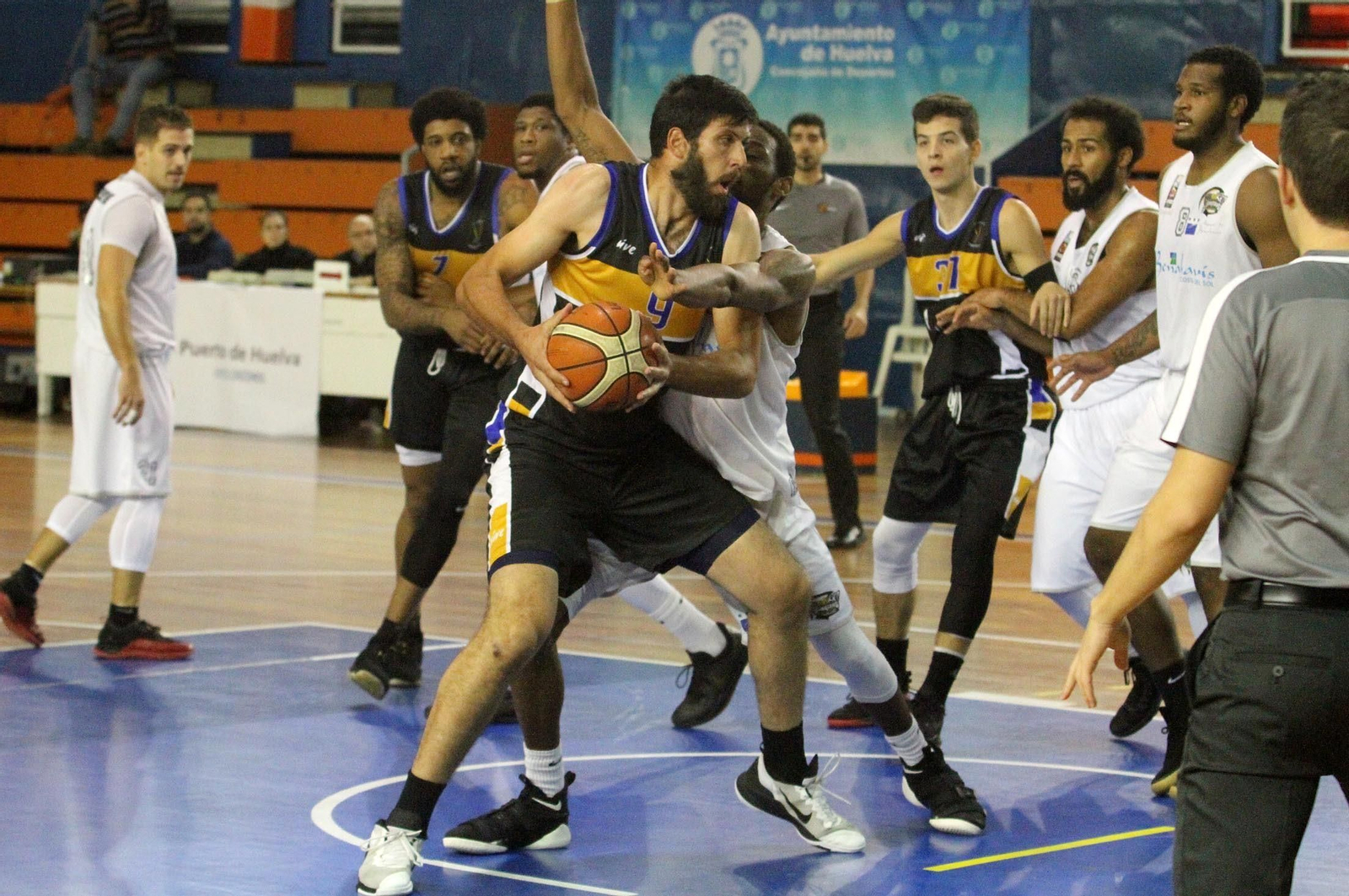 El onubense Sebas Domínguez, con el balón durante un partido esta temporada.