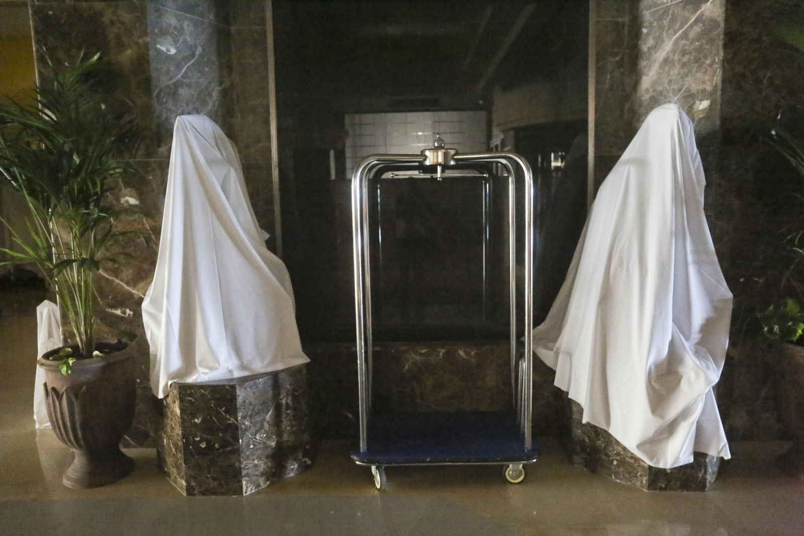 Sábanas blancas visten el hotel Amaragua de Torremolinos, cerrado por el coronavirus, en fotos